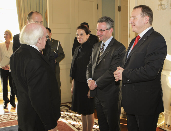 Valokuva 14: Irish President Mr. Michael D Higgins (L) greets European Parliament members Ms Antonyia Parvanova (2nd L) , Mr. Jan Zahradil (2ndR), and Mr. Jack Olierd Kurski (R) during thier visit to the Presidents House in Dublin, Ireland on November 30, 2012.