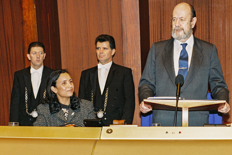 Fotó 3: Sakharov Prize 1997: Jose Maria GIL ROBLES GIL DELGADO - EP President awards Salima GHEZALI, founding member of Women in Europe and the Maghreb.