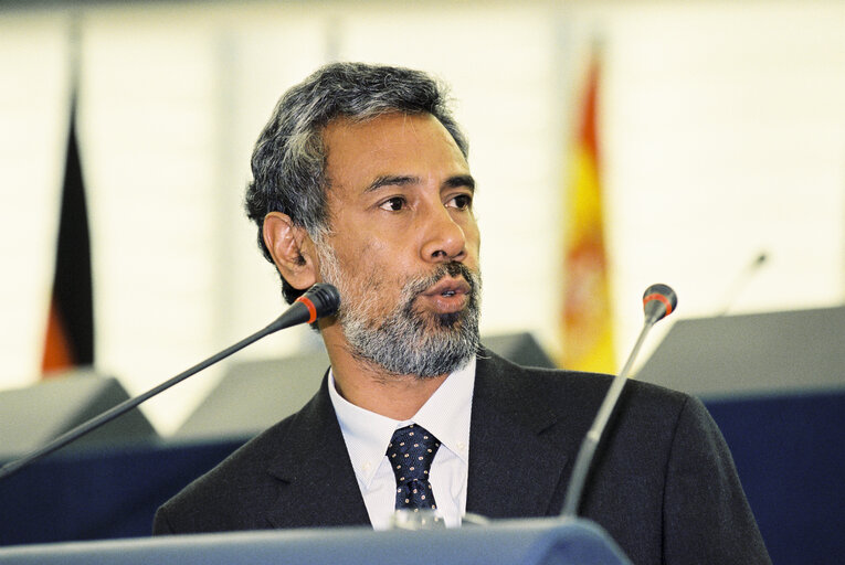 Foto 5: Sakharov Prize 1999: EP President awards Sakharov's winner Jose Alexandre Xanana GUSMAO