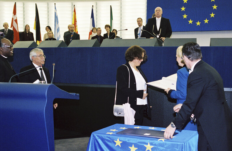 Fotografija 1: Nurit Peled-Elhanan, Dom Zacarias Kamwenho and Izzat Ghazzawi, 2001 Sakharov Prize laureates, are received at the European Parliament