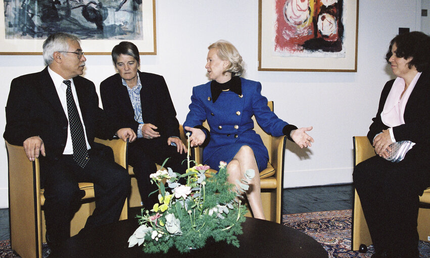 Φωτογραφία 15: Nurit Peled-Elhanan, Dom Zacarias Kamwenho and Izzat Ghazzawi, 2001 Sakharov Prize laureates, are received at the European Parliament