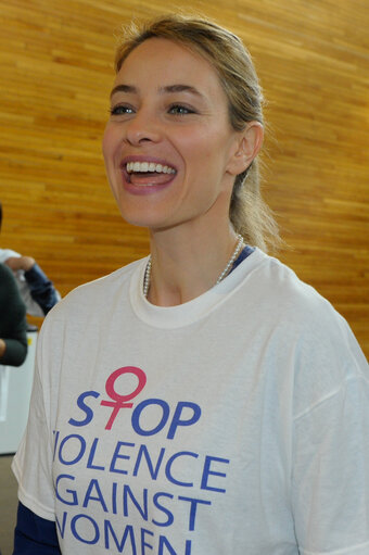 Φωτογραφία 2: MEPs wear T-Shirts with Stop Violence Against Women