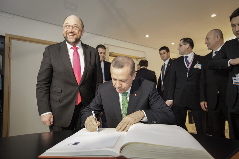 Fotografija 2: Turkish Prime Minister signing the golden book at the start of his meeting with the EP President at the EP in Brussels.