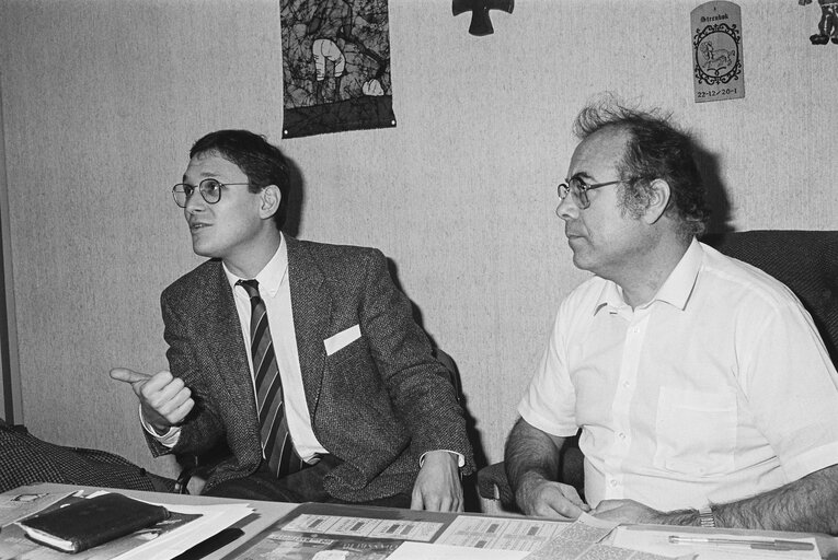 MEP Willy KUIJPERS with a guest in his office in Strasbourg in December 1985