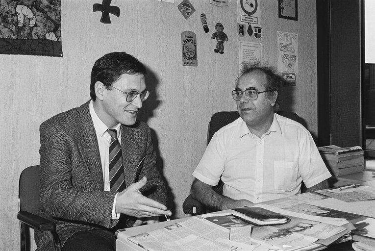 MEP Willy KUIJPERS with a guest in his office in Strasbourg in December 1985