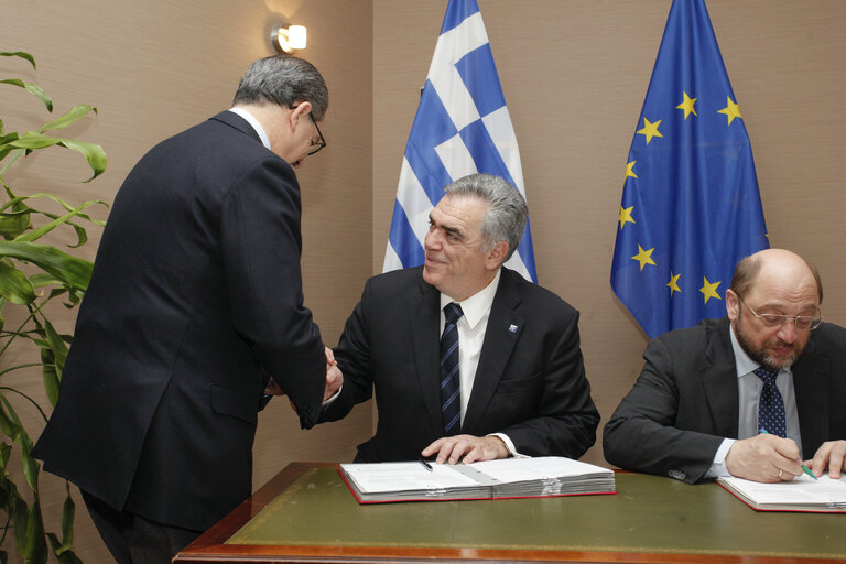 Fotografija 1: LEX Signing including Tobacco Directive