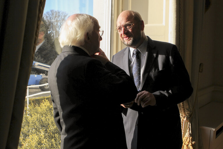 Valokuva 11: European Parliament President Martin Schulz (R) shares a moment with Irish President Mr. Michael D Higgins (L) during his visit to the Irish Presidents House in Dublin, Ireland on November 30, 2012.