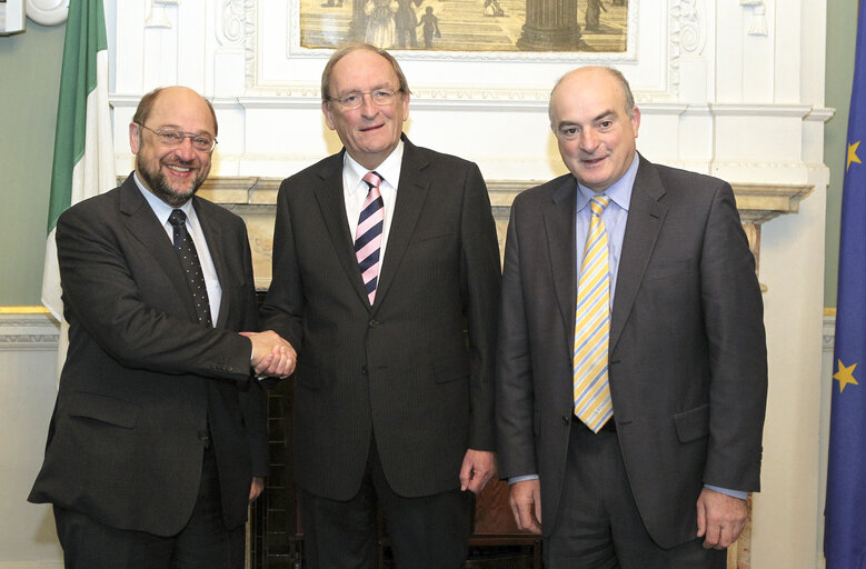 Fotogrāfija 8: European Parliament President Martin Schulz (L) is greeted by An Cean Comhairle, Mr Sean Barrett (C) as he arrives at Leinster House in Dublin, Ireland on November 30, 2012.