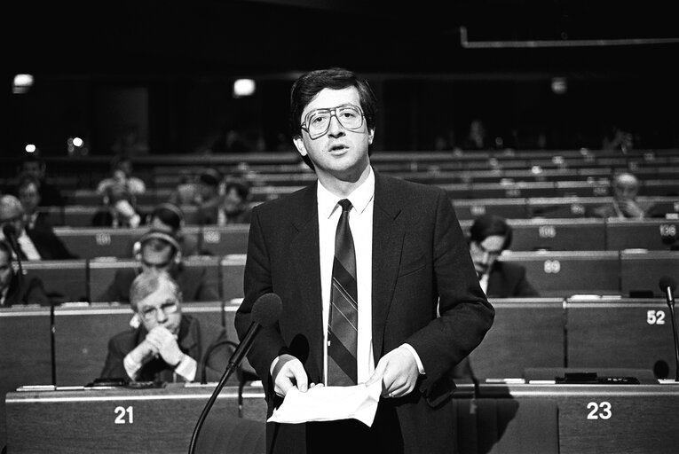 Fotografija 3: Luxembourg's Minister for Finance Jean-Claude JUNCKER during a session in Strasbourg in November 1985.