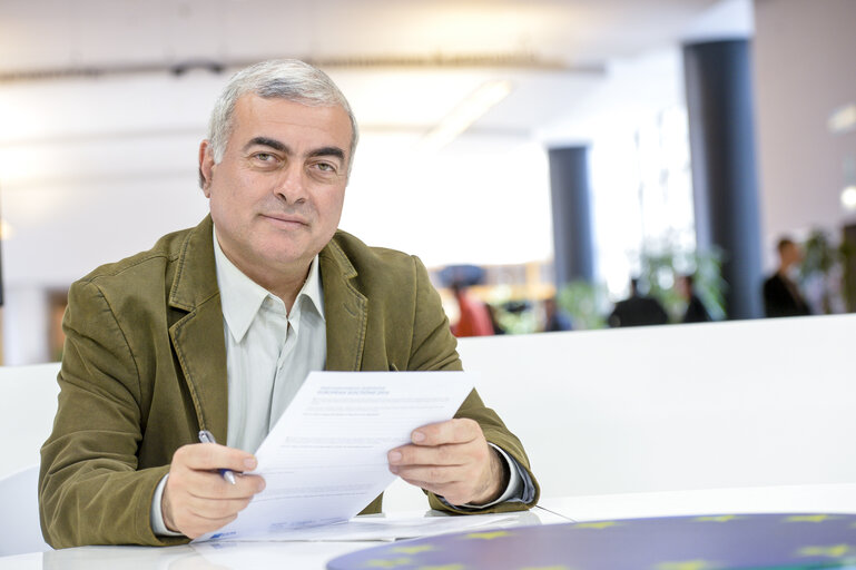 Fotografi 6: MEP Nikos CHRYSOGELOS at the European Parliament in Brussels