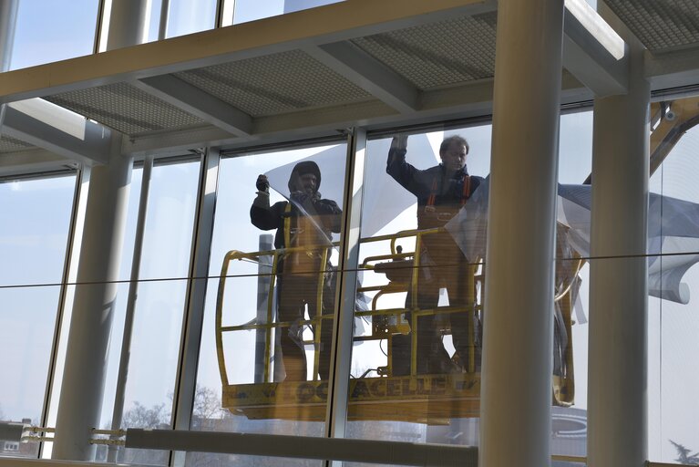 Fotografie 42: EE2014 - Set up of the Go to Vote campaign banners in Strasbourg