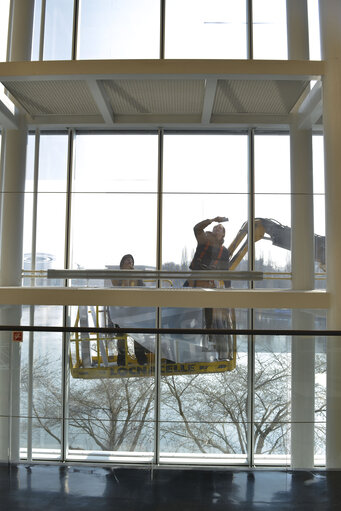 Fotografie 41: EE2014 - Set up of the Go to Vote campaign banners in Strasbourg