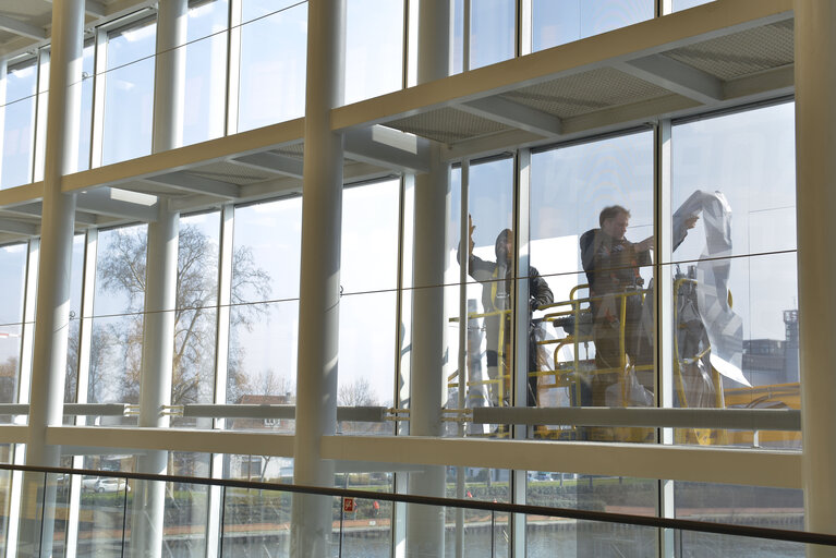 Fotografie 40: EE2014 - Set up of the Go to Vote campaign banners in Strasbourg