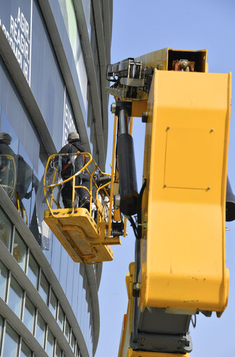 Fotografie 37: EE2014 - Set up of the Go to Vote campaign banners in Strasbourg