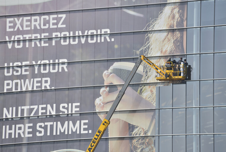 Nuotrauka 35: EE2014 - Set up of the Go to Vote campaign banners in Strasbourg