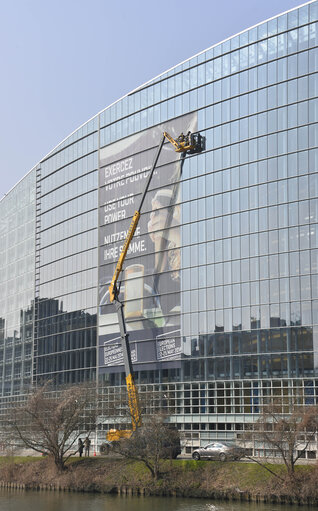 EE2014 - Set up of the Go to Vote campaign banners in Strasbourg