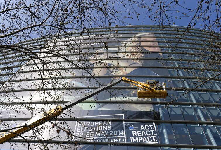 Nuotrauka 31: EE2014 - Set up of the Go to Vote campaign banners in Strasbourg