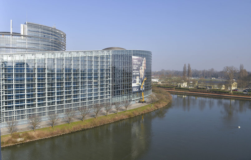 Nuotrauka 32: EE2014 - Set up of the Go to Vote campaign banners in Strasbourg