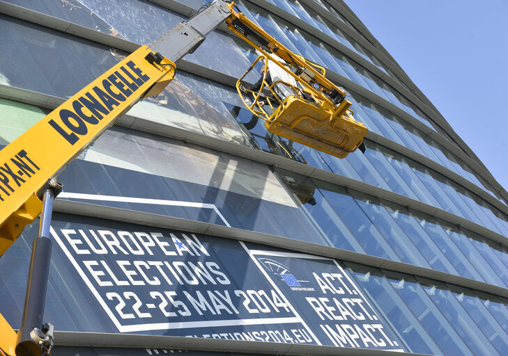 Fotó 30: EE2014 - Set up of the Go to Vote campaign banners in Strasbourg