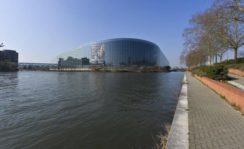 Fotagrafa 29: EE2014 - Set up of the Go to Vote campaign banners in Strasbourg