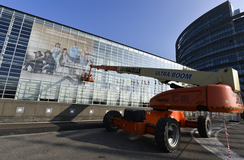 Nuotrauka 28: EE2014 - Set up of the Go to Vote campaign banners in Strasbourg