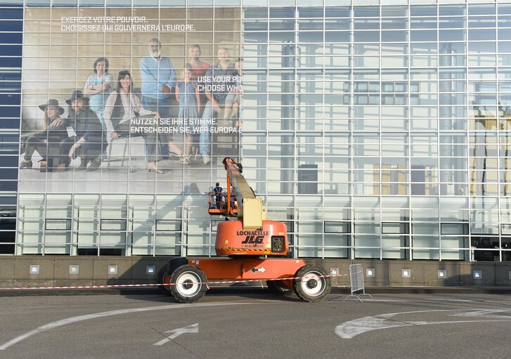 Fotagrafa 26: EE2014 - Set up of the Go to Vote campaign banners in Strasbourg