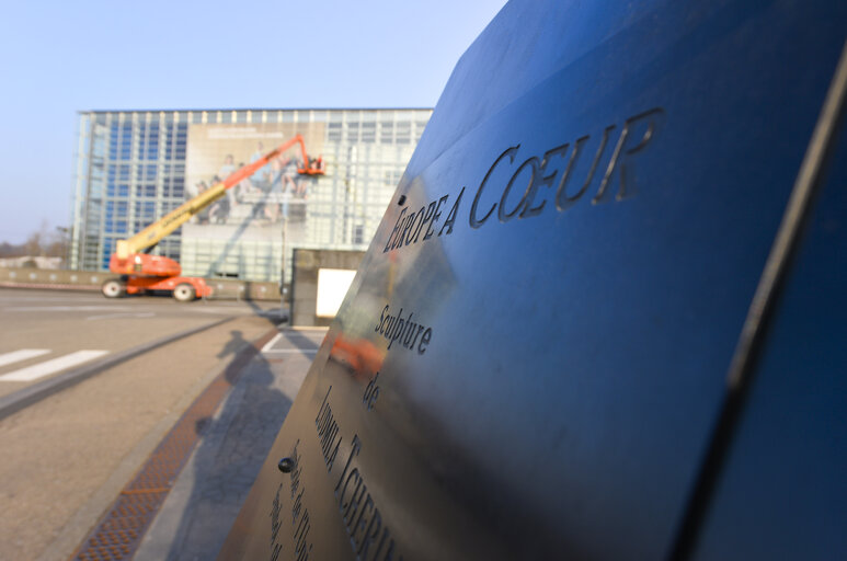 Nuotrauka 24: EE2014 - Set up of the Go to Vote campaign banners in Strasbourg