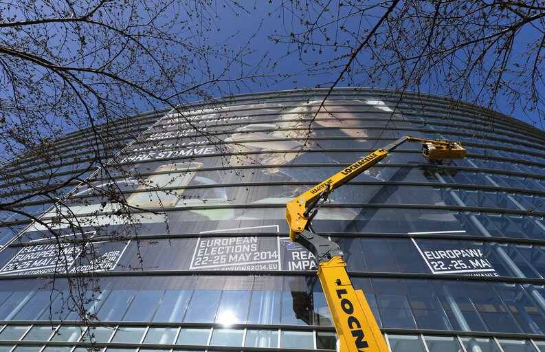 Fotagrafa 23: EE2014 - Set up of the Go to Vote campaign banners in Strasbourg