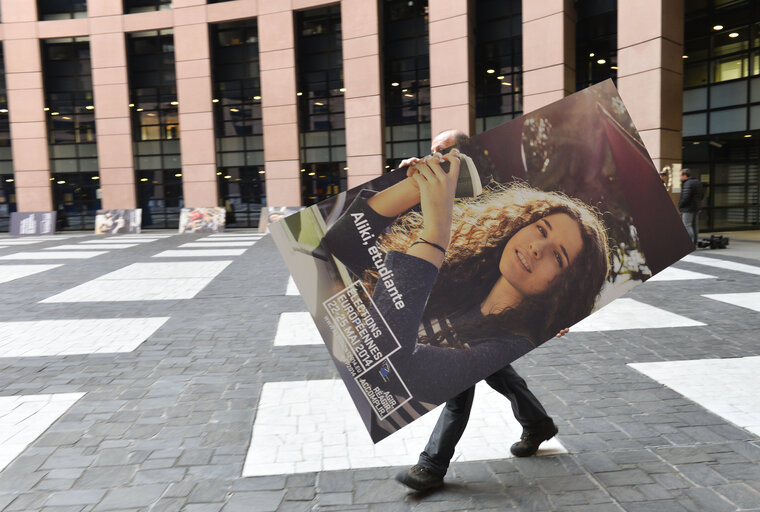 EE2014 - Set up of the Go to Vote campaign banners in Strasbourg