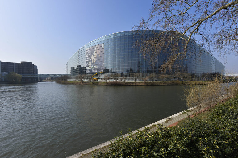 Fotografie 19: EE2014 - Set up of the Go to Vote campaign banners in Strasbourg