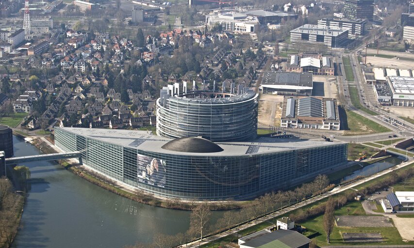 Nuotrauka 10: EE2014 - Set up of the Go to Vote campaign banners in Strasbourg