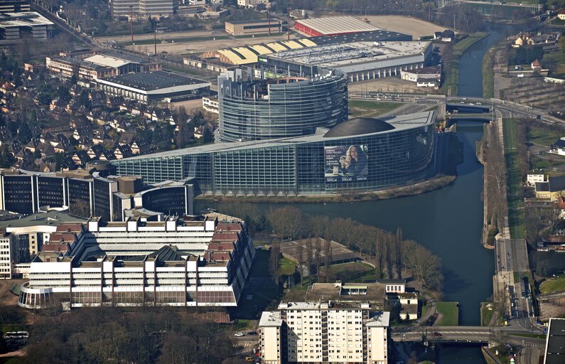 Nuotrauka 9: EE2014 - Set up of the Go to Vote campaign banners in Strasbourg