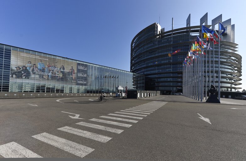 Fotografie 3: EE2014 - Set up of the Go to Vote campaign banners in Strasbourg