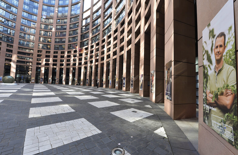 Fotografie 5: EE2014 - Set up of the Go to Vote campaign banners in Strasbourg