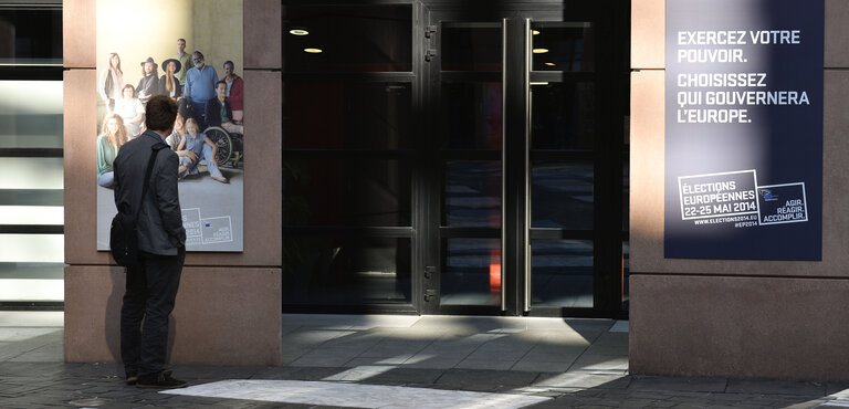 Fotografie 1: EE2014 - Set up of the Go to Vote campaign banners in Strasbourg