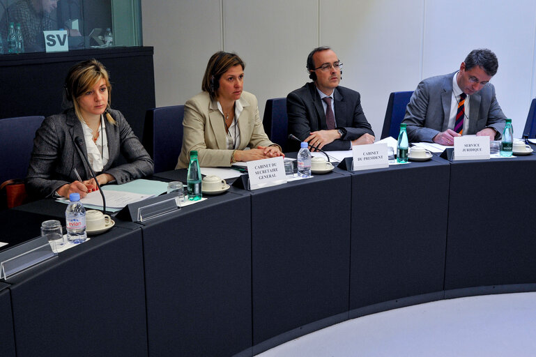 Foto 1: Members of the Advisory Committee on the Conduct of Members