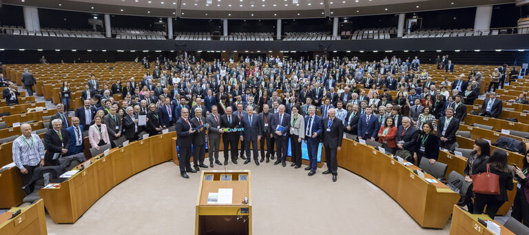 Fotografija 1: Covenant of Mayors ' From Paris to Katowice: Speeding up the transition towards decarbonised and resilient cities 'Family picture