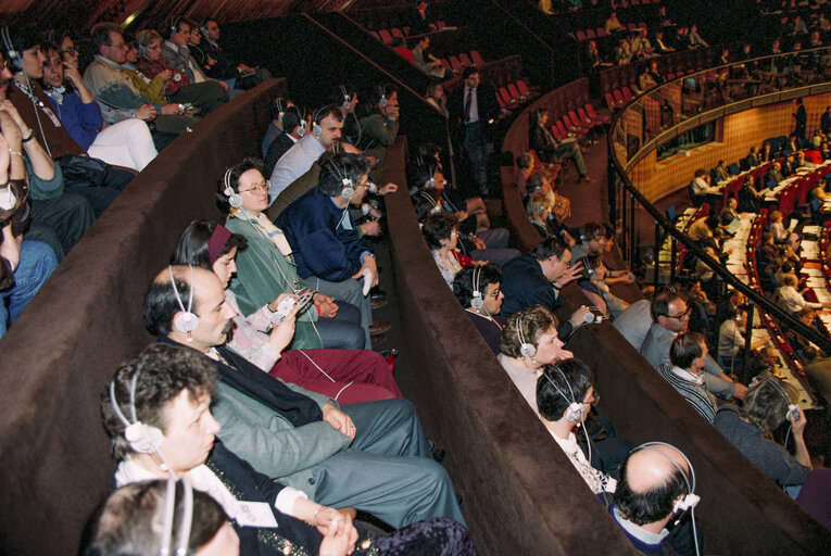 Fotografia 21: Public following the debate during the plenary session on the visitors tribune in Strasbourg - March 1993