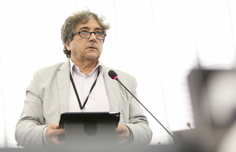 Fotografija 4: Ricardo SERRAO SANTOS in plenary session in Strasbourg