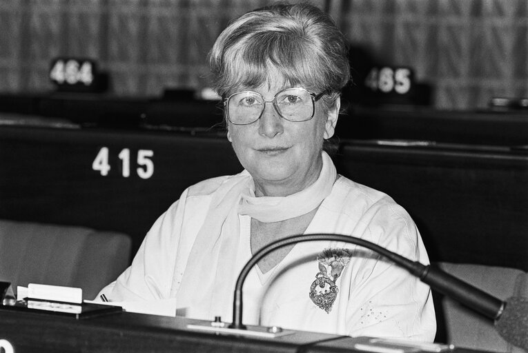 Fotografi 42: MEP Winifred M. EWING during a session in Strasbourg in March 1984.