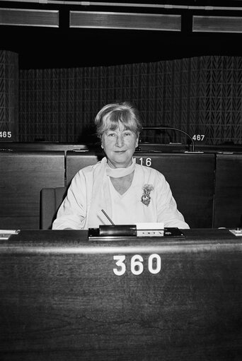 Fotografi 44: MEP Winifred M. EWING during a session in Strasbourg in March 1984.