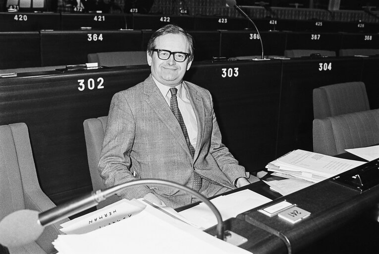 Fotografi 12: MEP John Leslie MARSHALL during a session in Strasbourg in March 1984.