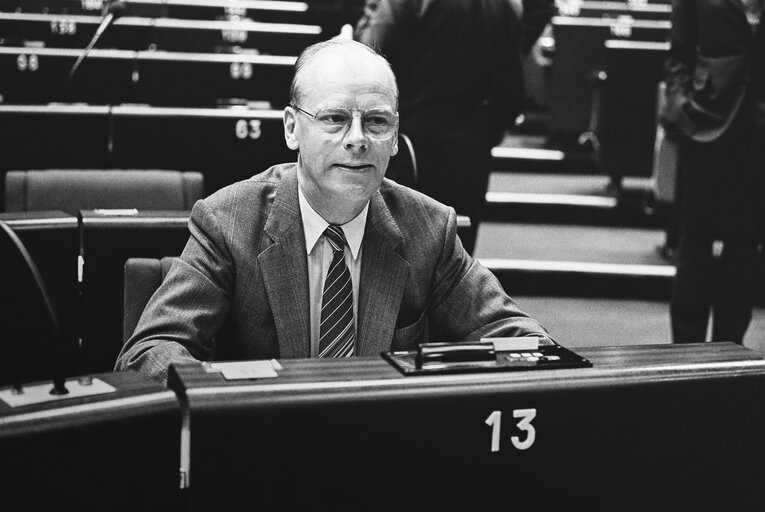 Fotografi 40: MEP Willem VERGEER during a session in Strasbourg in March 1984.