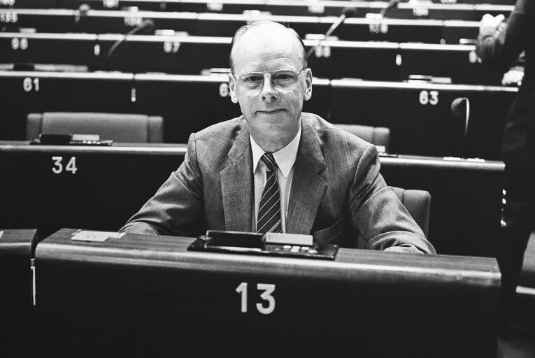 Fotografi 39: MEP Willem VERGEER during a session in Strasbourg in March 1984.