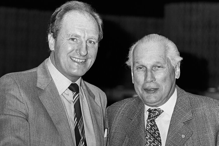 Fotografi 46: MEPs Gordon J. ADAM and Erwin LANGE during a session in Strasbourg in March 1984.