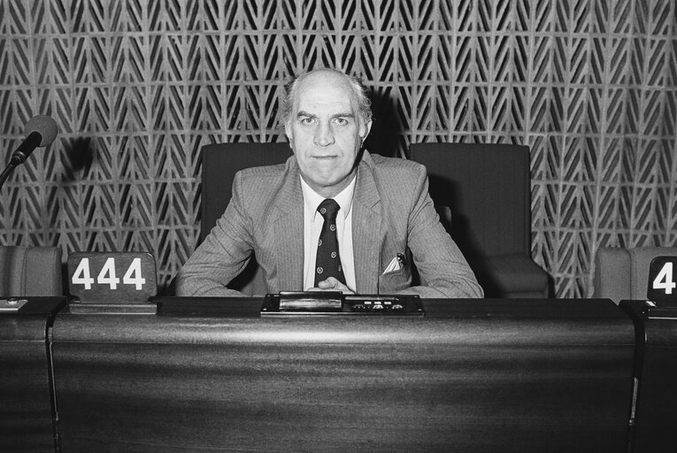 Fotografi 19: MEP Michael GALLAGHER during a session in Strasbourg in March 1984.