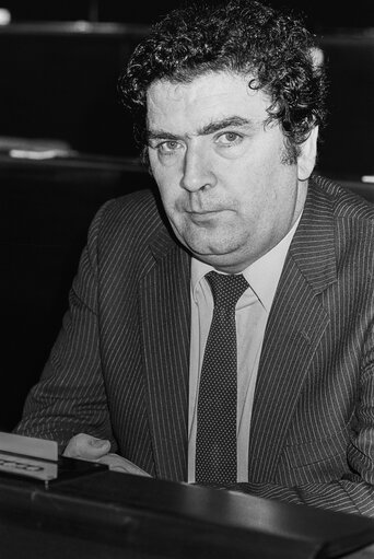 Fotografi 8: MEP John HUME during a session in Strasbourg in March 1984.