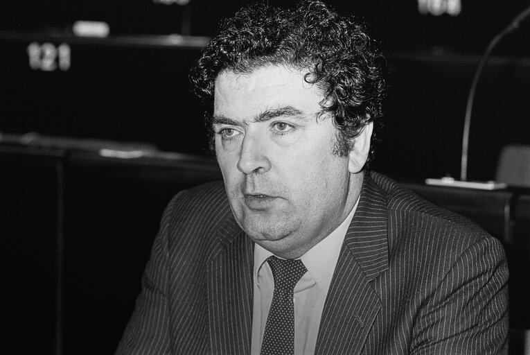 Fotografi 10: MEP John HUME during a session in Strasbourg in March 1984.