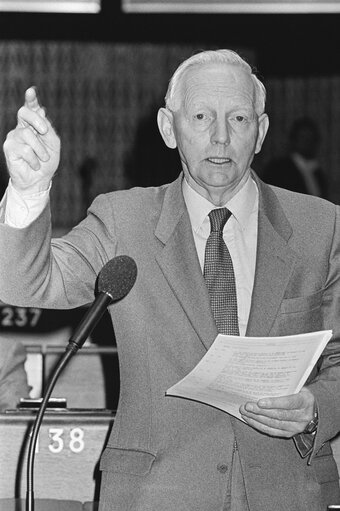 Снимка 19: Portrait of MEP Mark CLINTON during the plenary session in Strasbourg