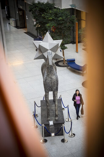 Fotografia 5: Zenith horse statue by Italian artist Mimmo Paladino in the ASP building in Brussels